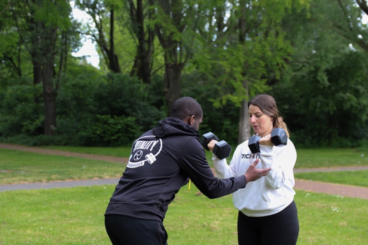 Personal trainer begeleidt realistische trainingsdoelen